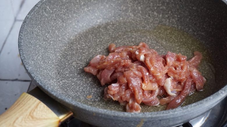 粉丝腐竹焖节瓜,另一个锅加油,烧热后加入瘦肉,快炒