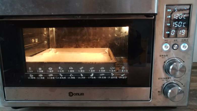 肉松小贝,蛋糕糊放入烤箱,上火120度,下火150度烤20分钟