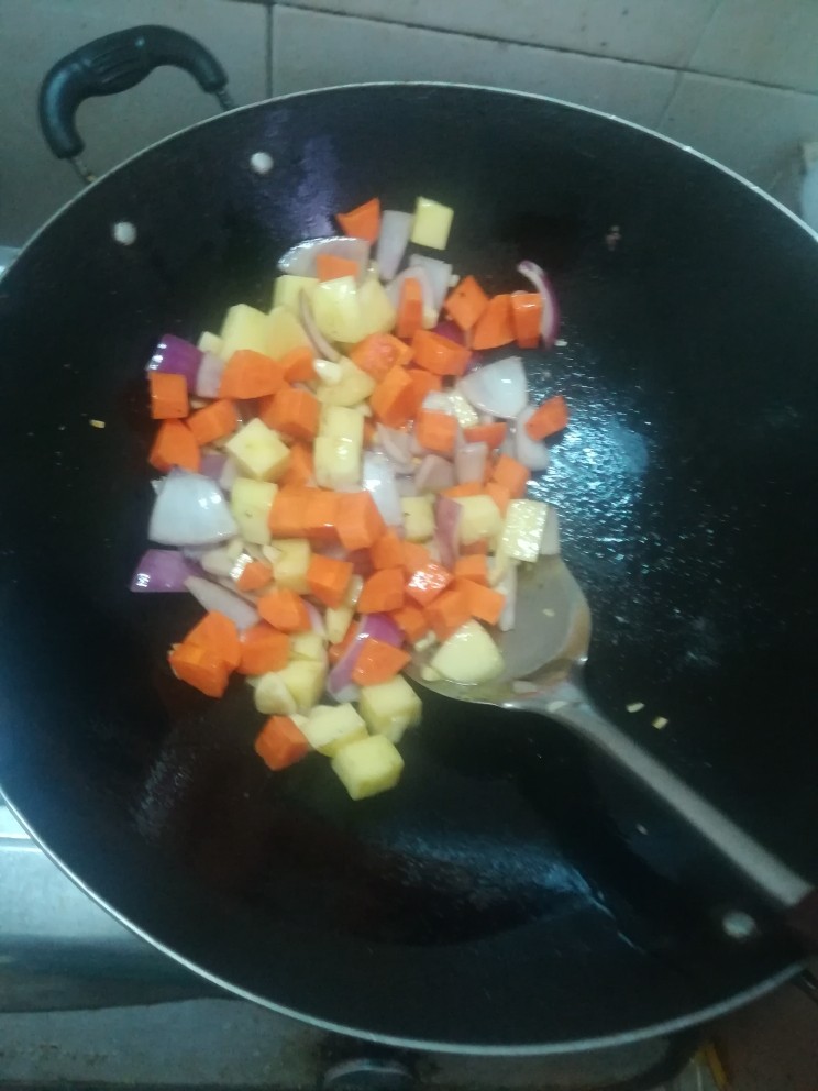 简易咖喱,加油炒蒜,然后放洋葱炒香,加土豆胡萝卜炒