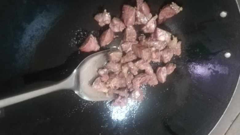 简易咖喱,开锅,加油,有黄油更好,牛肉炒一下,铲起来