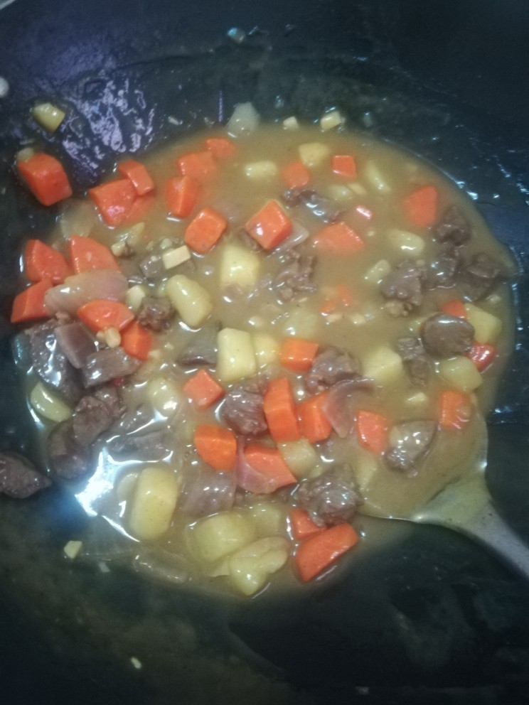 简易咖喱,煮饭汤汁浓稠,土豆的棱角变圆就好了,关火。