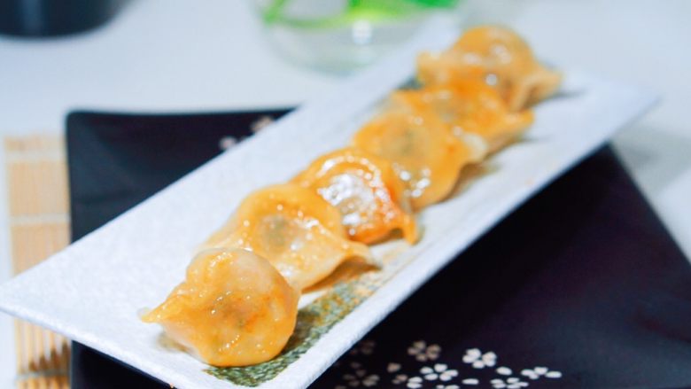 电饭锅煎饺,解放双手,刷个牙的功夫,他就好了