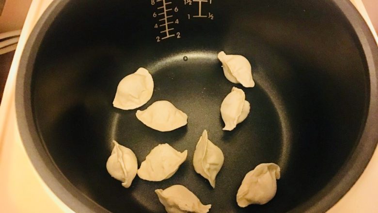 电饭锅煎饺,解放双手,没看错,就是这么随意的丢进去,不过最好还是,摆一下