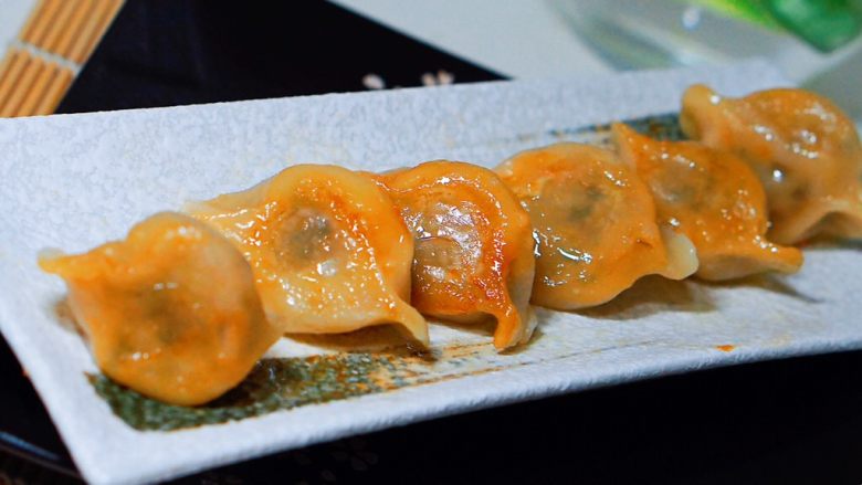 电饭锅煎饺,解放双手,配上一点镇江香醋