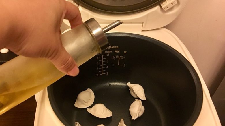 电饭锅煎饺,解放双手,倒入少量的食用油