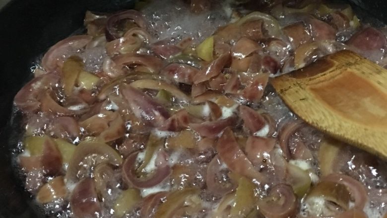 百香果果脯,一直大火熬煮、并不停翻炒,防止沾锅。