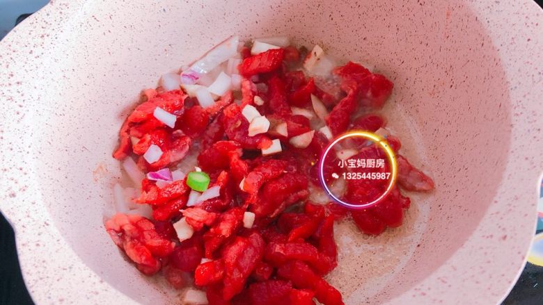 打卤面
,l炒牛肉丝,洋葱、炒至变色,加蔬菜丁