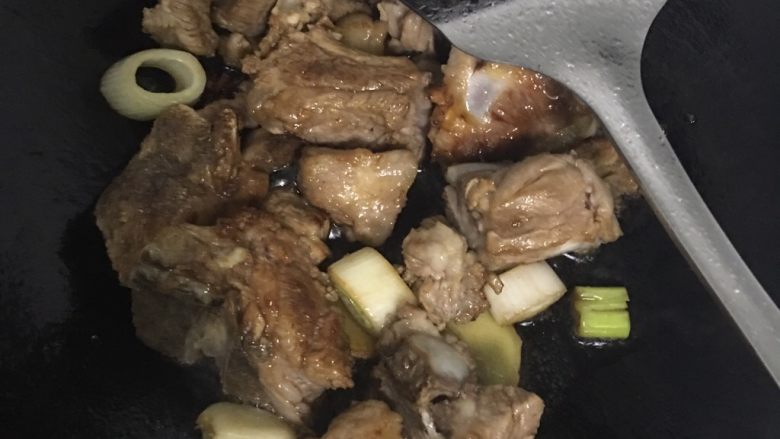 排骨蔬菜焖饭,锅里放入油,热锅凉油,然后放入冰糖让冰糖融化,放入排骨翻炒入色,加入葱,姜,大料翻炒均匀,加入水,刚刚盖过排骨就可以,水开后加入食盐转小火炖半小时〈盐掌握不好可以用勺子尝下汤,感觉稍稍有点咸就可以了,因为一会还要加菜和米〉