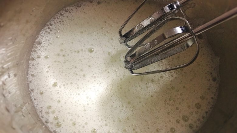 酸奶雪崩蛋糕 清爽不油腻,打蛋器中低速打至如图粗泡,加入1/3 <a style='color:red;display:inline-block;' href='/shicai/ 869'>白砂糖</a>,继续打。