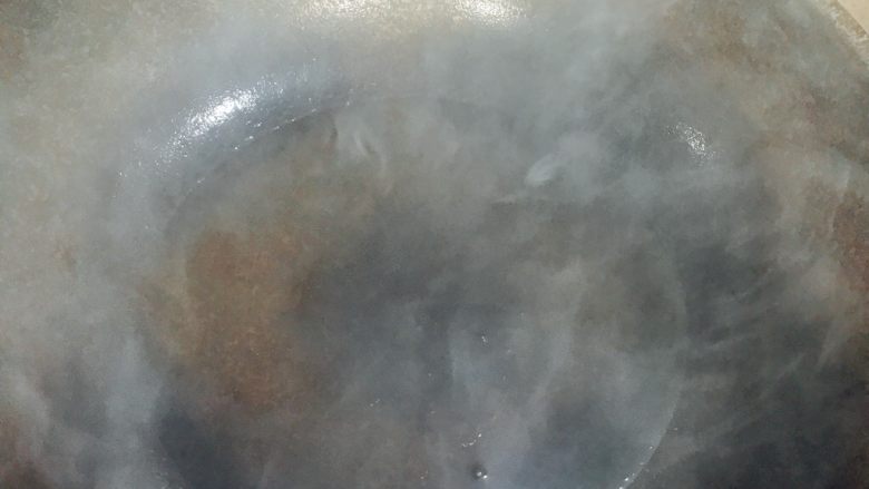 青椒紫苏煮鱼头,锅烧热,放入正宗菜籽油
