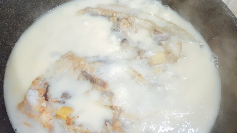青椒紫苏煮鱼头,煎好后,让入纯净水超过鱼多一点