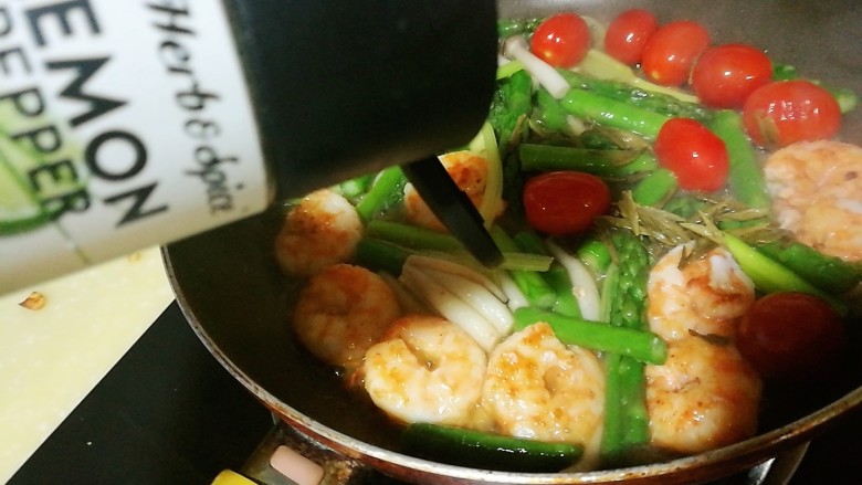 以茶入膳,绿茶芦笋虾,加入冲泡开的龙井茶叶,撒上盐、柠檬蒜头粉