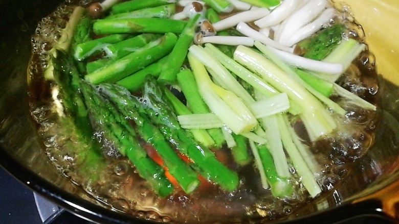 以茶入膳，绿茶芦笋虾,锅中加水大火烧开，加入一小勺盐、油，加入芦笋、蟹味菇、<a style='color:red;display:inline-block;' href='/shicai/ 125'>芹菜</a>，水滚即快速捞出，过凉水沥干