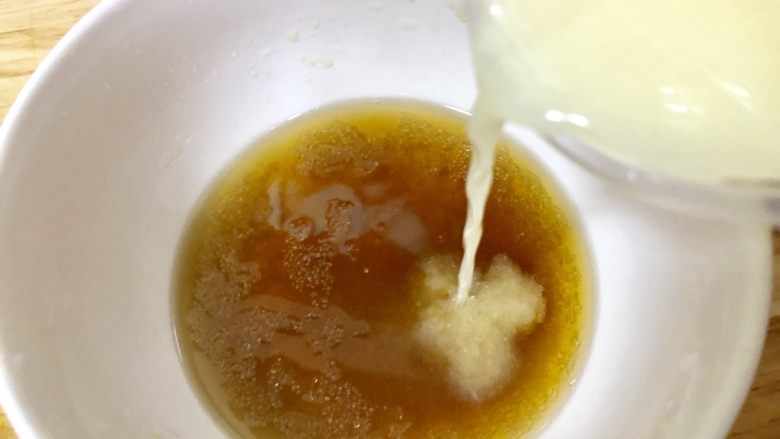 泰式涼拌青木瓜絲,步驟7中加入檸檬原汁,接著拌勻