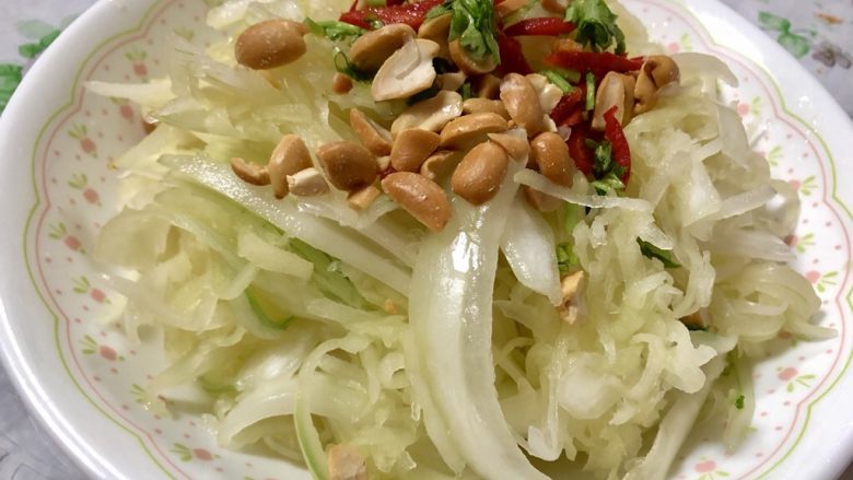 泰式涼拌青木瓜絲,將步驟10完全拌勻的食材和醬汁放入盤中,接著依序在食材上放入香菜末、辣椒絲和花生,適合全家人的開胃菜來打開你的胃口囉!