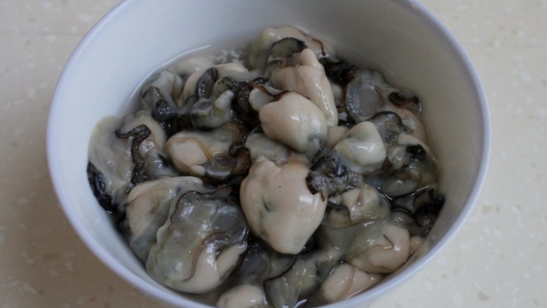 双韭海蛎煎饺,海蛎子冲洗干净备用。