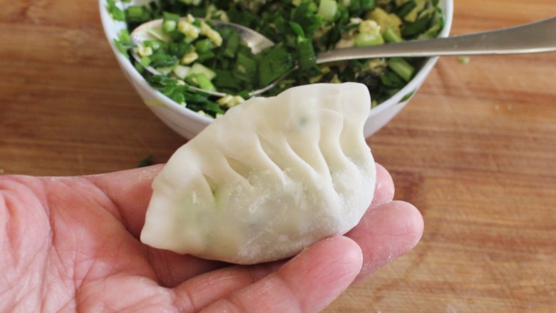 双韭海蛎煎饺,包起来,包你喜欢的样子哦。