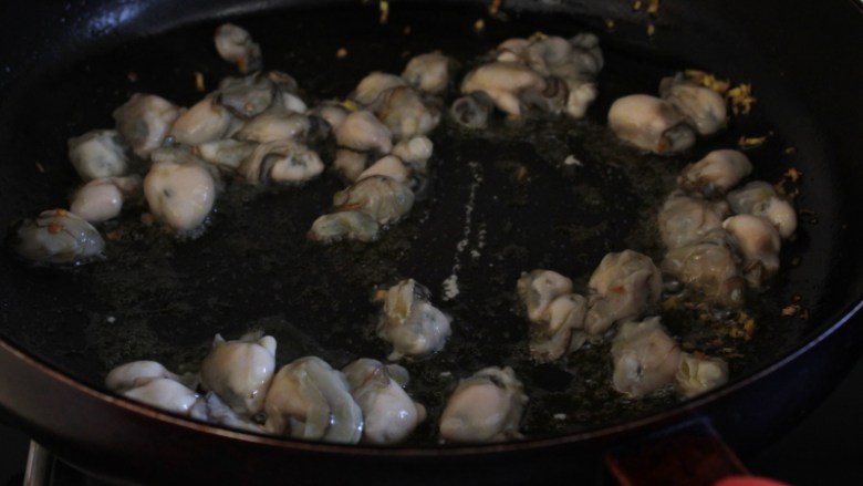 双韭海蛎煎饺,锅烧热倒到油,油热下生姜和海蛎子炒翻两下。