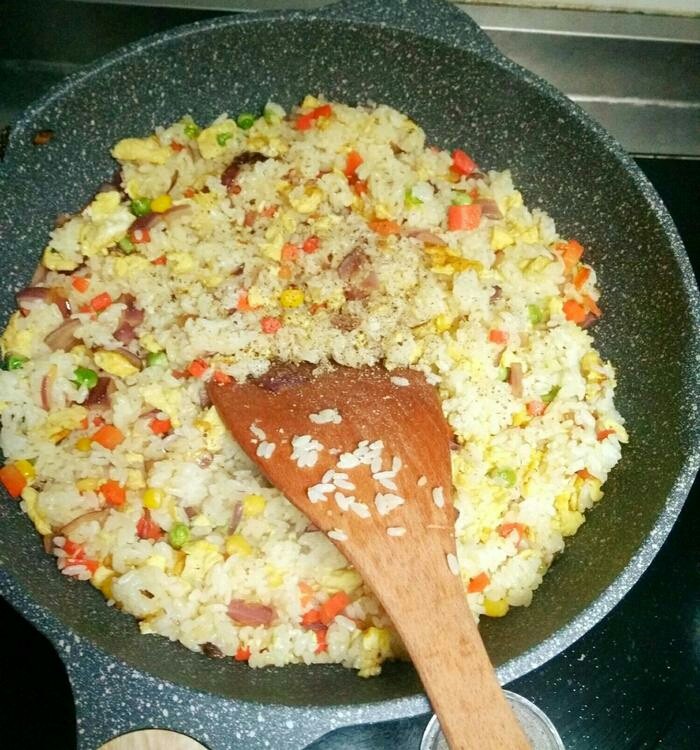 鲜虾焗饭,放入米饭,加少许盐,胡椒粉翻炒