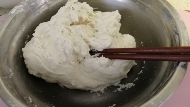 糯米红豆饼,用凉水和面,边和边搅拌,烙饼要柔软一点。(如图)