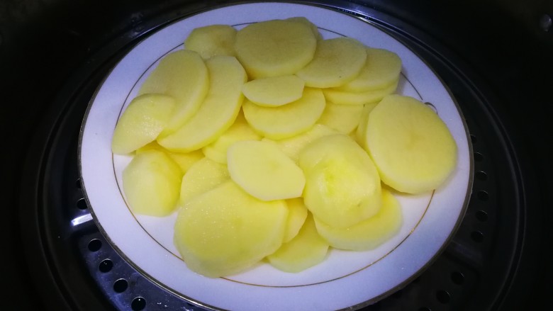 飘香土豆饼,切片的土豆,放蒸锅蒸熟