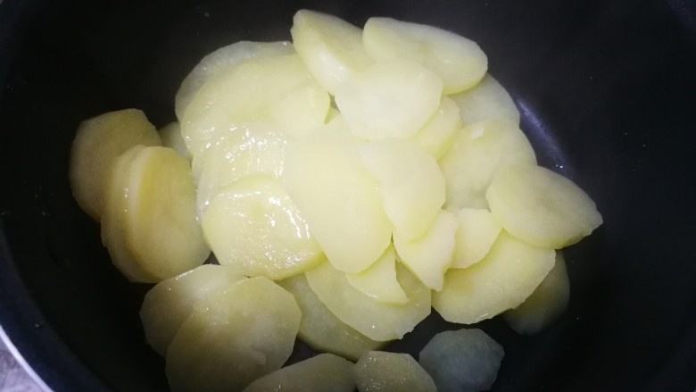 飘香土豆饼,蒸好的土豆,放入容器中