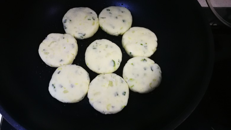 飘香土豆饼,油温6成热,放入土豆饼