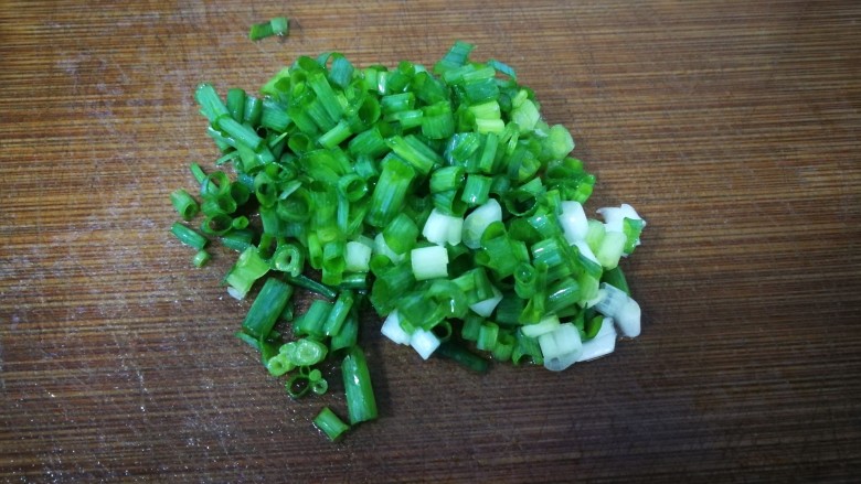 飘香土豆饼,葱花切丁