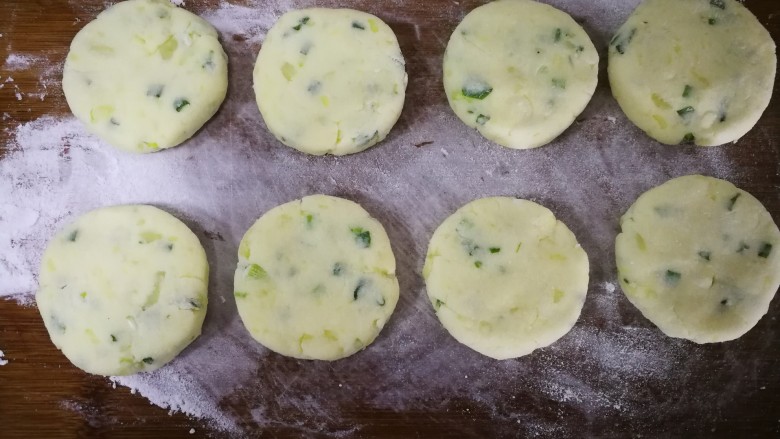 飘香土豆饼,搅拌好的土豆泥,压城大小均匀饼状