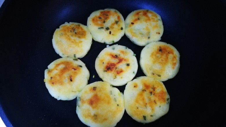 飘香土豆饼,煎至两年金黄,即可