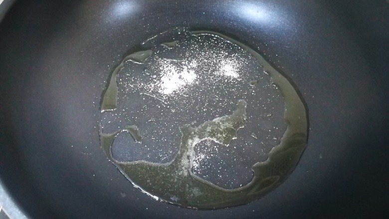 飘香土豆饼,锅内下油,放入少许盐