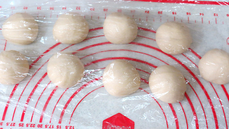 萌萌娃【蜜豆酸奶小餐包】,取出面团,平均分割成9等份,揉圆