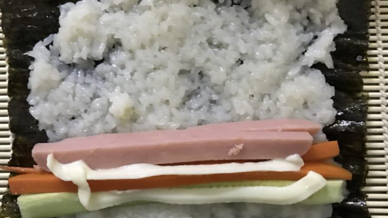寿司,把(火腿肠,胡萝卜,黄瓜,沙拉酱)所有料放上然后卷起来,卷紧!