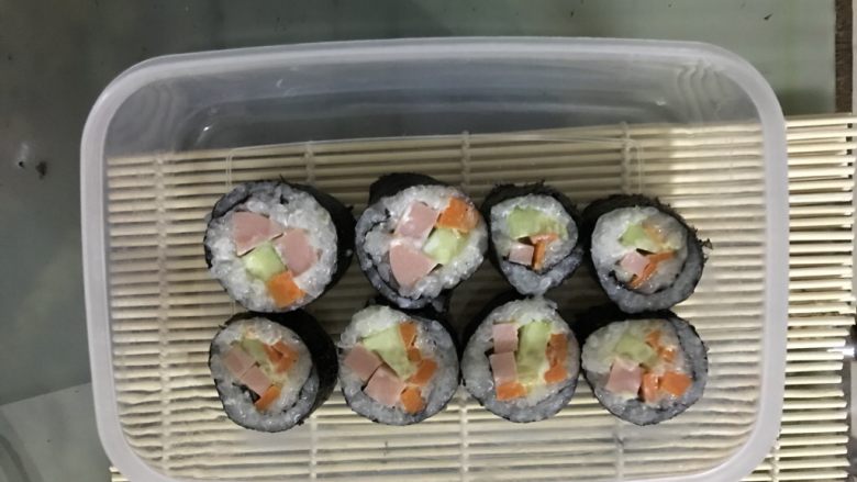 寿司,切成片,刀一边切的时候,一边用水泡一下,以免黏住!