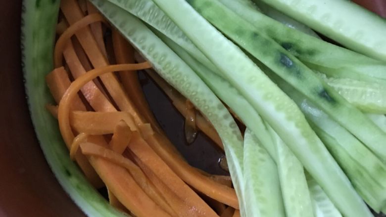 寿司,准备胡萝卜和黄瓜(胡萝卜最好在锅里用油炒一下,这样更有营养)!