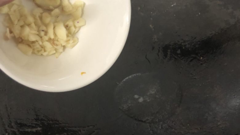 圆椒炒牛肉,姜片蒜爆炒一下