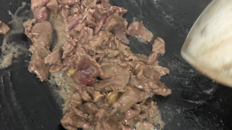 圆椒炒牛肉,快速搅拌、差不多这个颜色还有点红就捞起啦不然会老不好吃