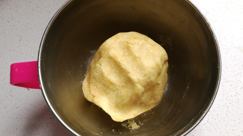 椰蓉芝士夹心饼干,再用手稍微捏成团,成团即可不要过分揉捏