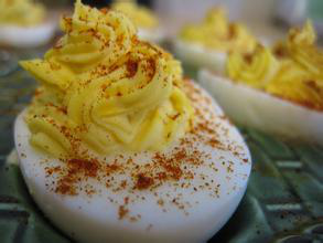 恶魔蛋(Deviled Egg)最美味的7种做法!,上述7种恶魔蛋的做法是不是很简单?不管装点出什么花样,都离不开煮蛋、取蛋黄、调味再放回蛋白这三个步骤,食指大动了没?假若你吃腻了水煮蛋、炖蛋、煎蛋,那就不妨也来自制一份恶魔蛋秀一下手艺好了。