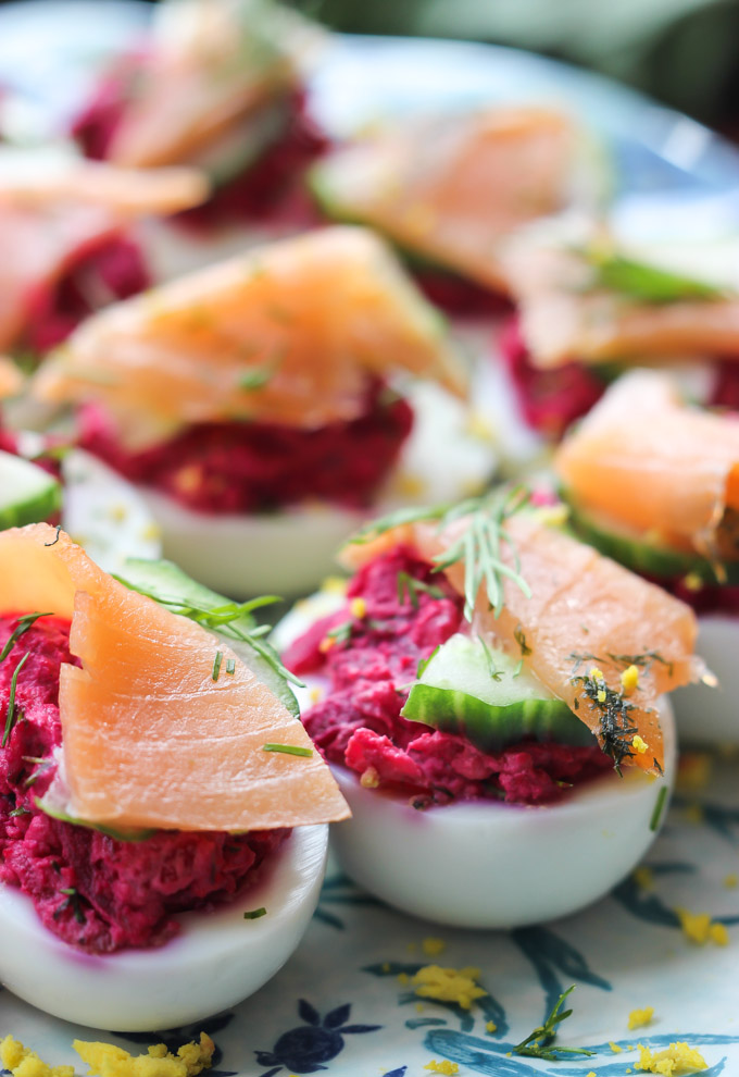 恶魔蛋(Deviled Egg)最美味的7种做法!,<a style='color:red;display:inline-block;' href='/shicai/ 185'>甜菜</a>黄瓜熏三文鱼恶魔蛋
食材:
2个去掉绿叶的小<a style='color:red;display:inline-block;' href='/shicai/ 185'>甜菜</a>,12个鸡蛋煮熟去皮,¼杯切碎的洋葱末,2瓣蒜头压碎,2汤匙切碎的熏三文鱼,1个新鲜小黄瓜纵向对切后切薄片,小茴香切碎用来摆盘装饰;调味料则由4½汤匙沙拉酱,1茶匙鲜榨柠檬汁,适量海盐与胡椒粉组成。
做法:
鸡蛋对切取出蛋黄后,在磨碎的蛋黄、<a style='color:red;display:inline-block;' href='/shicai/ 185'>甜菜</a>、洋葱,大蒜中加入沙拉酱、柠檬汁、盐与胡椒粉调味后再抹入蛋白,再将调味后的三文鱼,小茴香,黄瓜片放在上面装饰,之后放入冰箱冷藏30分钟即可。