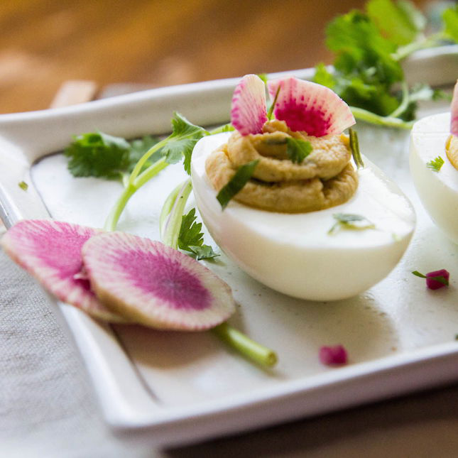 恶魔蛋(Deviled Egg)最美味的7种做法!,小萝卜香菜恶魔蛋
食材:
9个煮好去皮的鸡蛋,5汤匙沙拉酱,1汤匙切碎的小萝卜,2汤匙芒果酸辣酱,½茶匙洋葱粉,½茶匙香料粉,1汤匙切碎的香菜,1½茶匙柠檬汁,适量辣椒、盐,以及1至2片小萝卜片用以装饰。
做法:
鸡蛋对切取蛋黄,将蛋黄用叉子捣碎后,加入以上配料,调味后可以用裱花袋与裱花嘴在蛋白上挤出好看的漩涡状,再用小萝卜片与香菜摆盘。