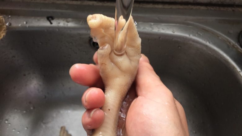 红烧鸡爪,清洗焯好的鸡爪