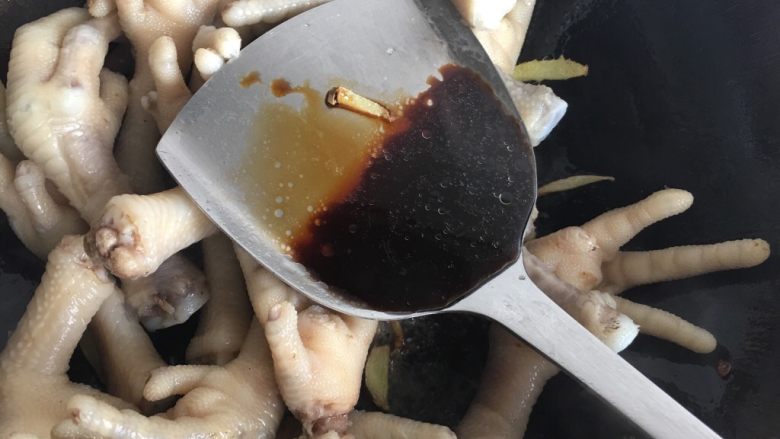 红烧鸡爪,加入生抽和老抽