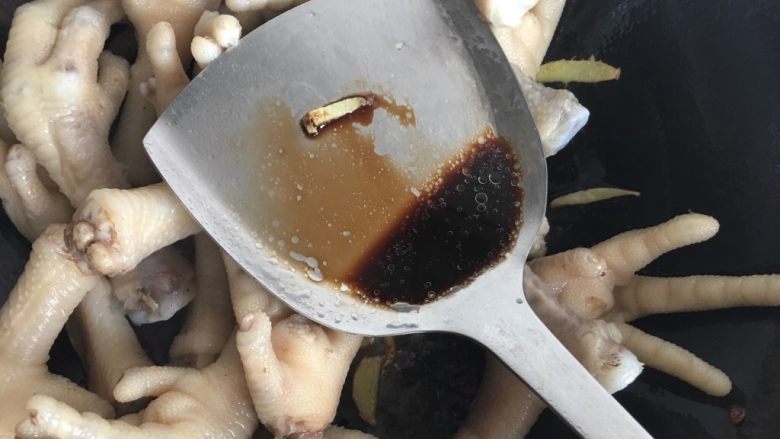 红烧鸡爪,加入醋