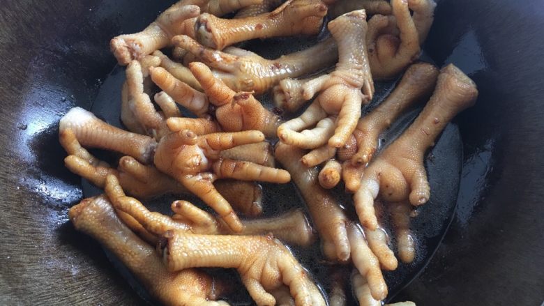 红烧鸡爪,翻炒加入水