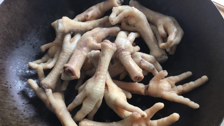 红烧鸡爪,倒入鸡爪