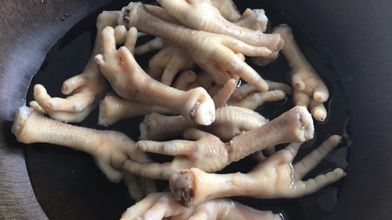 红烧鸡爪,鸡爪放入沸水中焯一下