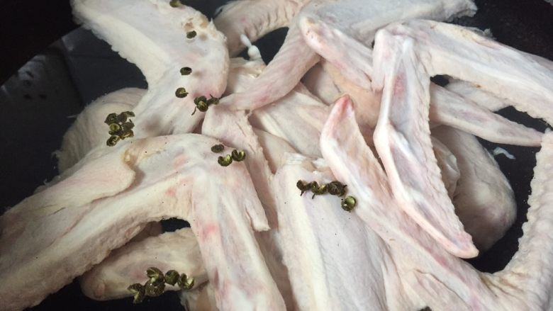 休闲零食~~卤鸭翅,加人少许花椒充分去腥,大火烧开煮两分钟