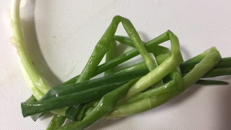 休闲零食~~卤鸭翅,准备适量的<a style='color:red;display:inline-block;' href='/shicai/ 3250'>葱</a>