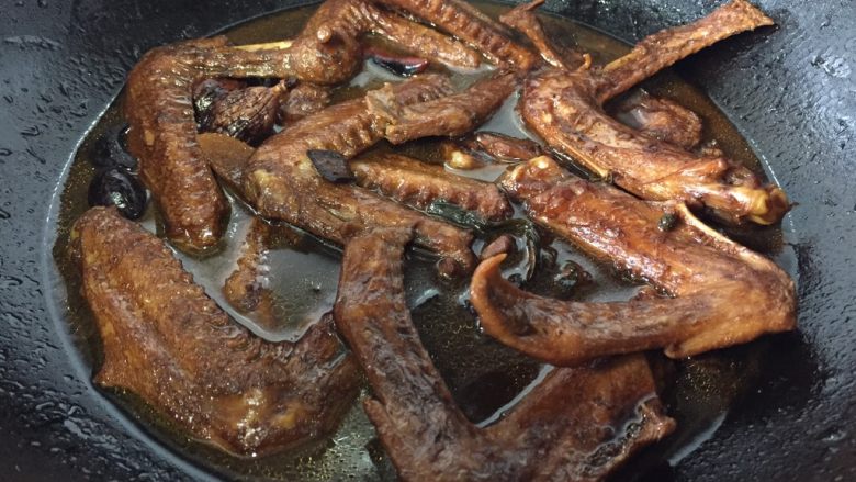 休闲零食~~卤鸭翅,留一点汤汁浸泡4小时食用即可